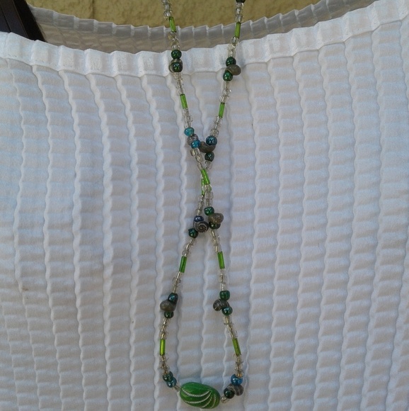 Green beaded necklace. - Picture 3 of 4